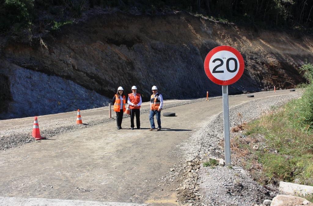 Directora Nacional de Contabilidad y Finanzas visita Los Lagos y se interioriza sobre obras de Ruta V-69 en Cochamó