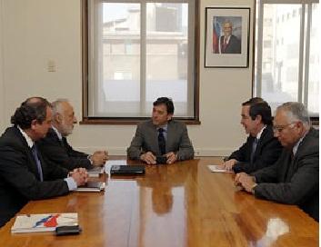 Ministro Golborne se reúne con directiva de Asimet para analizar proyecto del Puente del Chacao