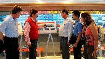 Ministro Golborne visitó complejo de túneles y puentes sobre el río Yangtzé en tercer día de visita a China