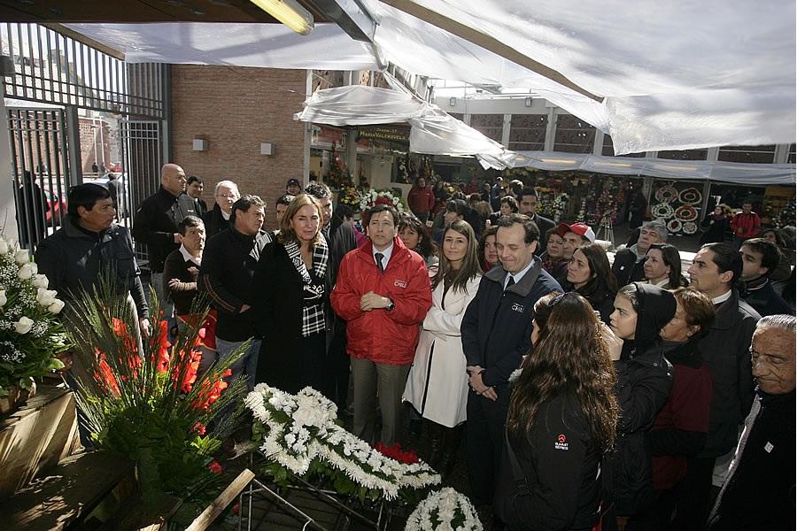 Ministro Golborne revisa en terreno problemas en edificios de las Pérgolas de las Flores y Mercado Tirso de Molina