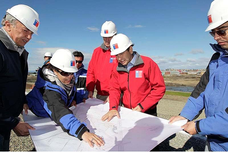 Ministro Golborne pone en servicio puente mecano de emergencia en Punta Arenas