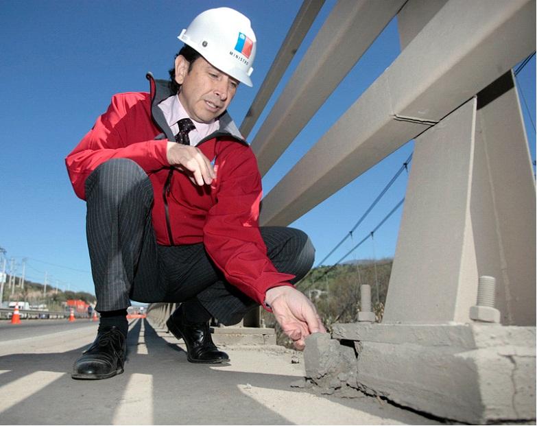 Ministro Golborne inspecciona puente dañado en Ruta 68 e informa sobre plan de reparación